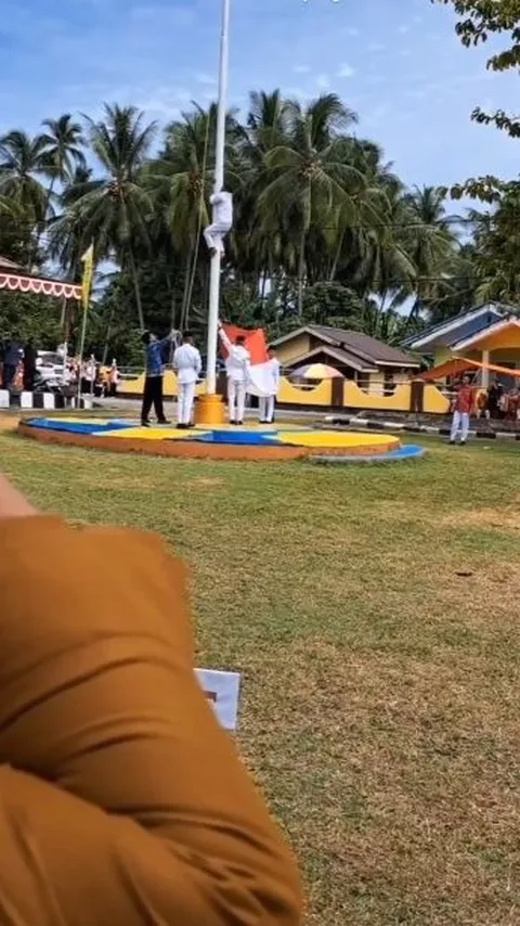 Aksi Heroik Siswa SMA di Gorontalo Panjat Tiang Demi Merah Putih Berkibar