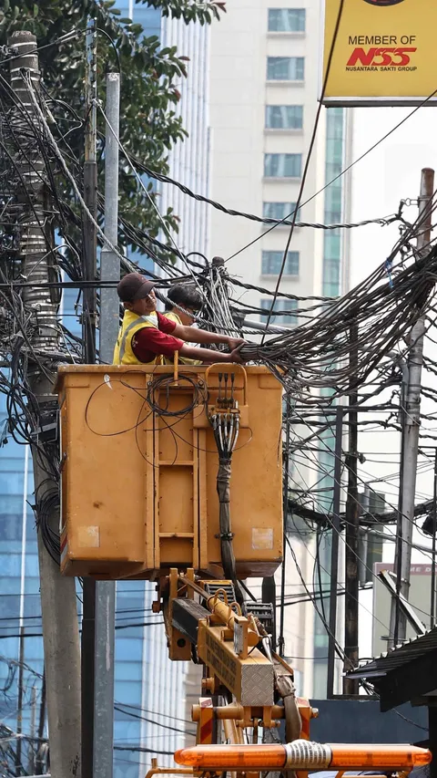 FOTO: Kabel-Kabel Semrawut di Jakarta Ditertibkan Setelah Makan Korban