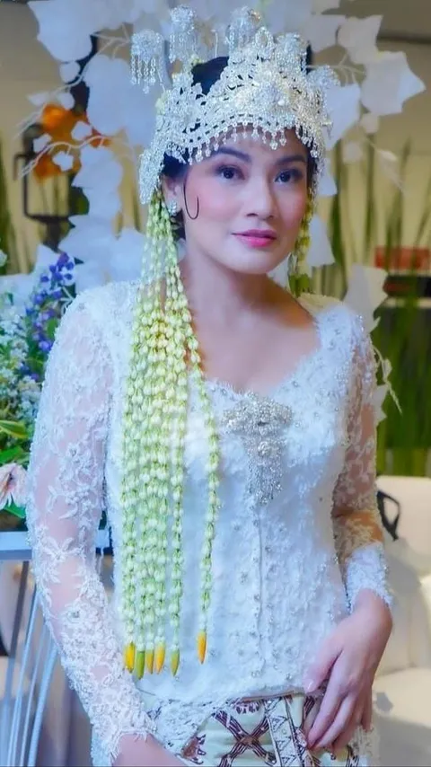 Potret Titi Kamal Tiba-tiba Jadi Pengantin, Cantik Anggun Berkebaya Putih Tuai Banyak Pujian