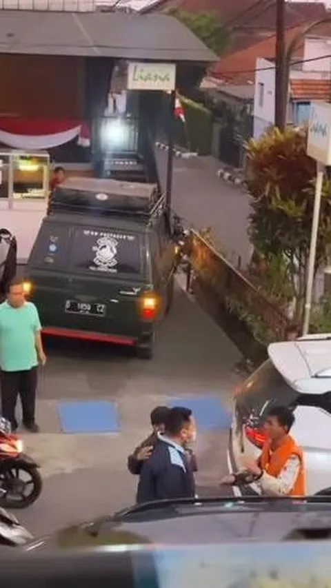 Aksi Arogan Pria Bercelana TNI Pukul Tukang Parkir, Dibalas 
