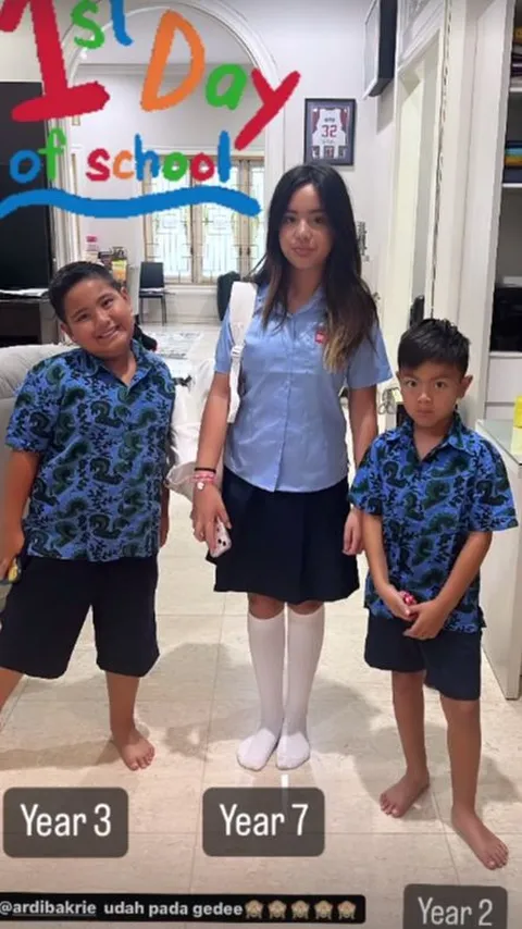 8 Pesona Mikhayla Bakrie, Putri Nia Ramadhani, Saat Pertama Kali Masuk SMP dengan Seragam Baru