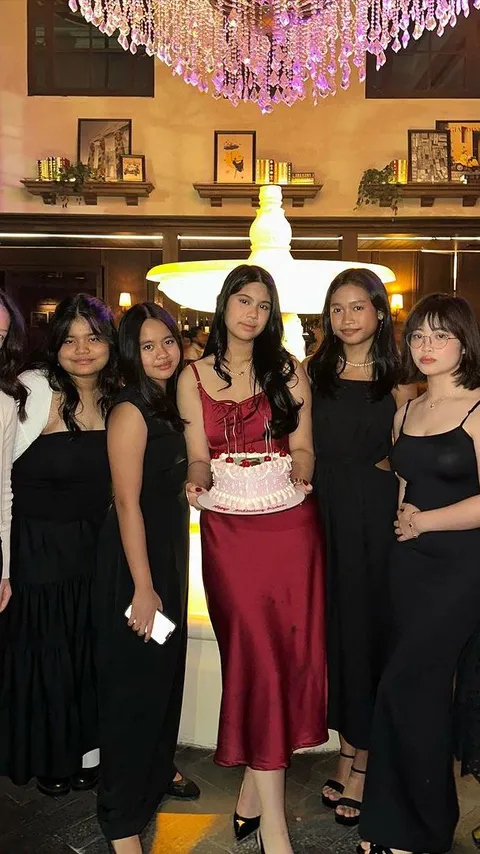 Cantiknya Almira Putri AHY Kenakan Long Dress Merah di Birthday Dinner ke-15 Tahun