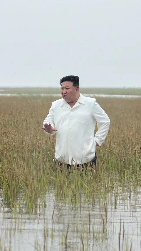 FOTO: Momen Kim Jong-un Nyemplung ke Lokasi Banjir, Marahi Pejabat Tinggi yang Tak Becus Kerja