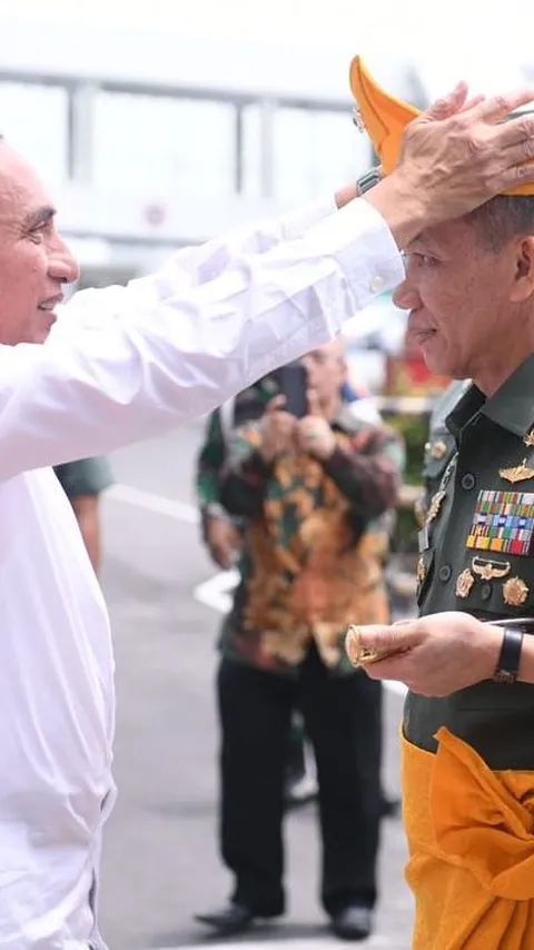Momen Eks Pangkostrad Sambut Jenderal Bintang 2 TNI, Pakaikan Ikat Kepala Khas Sumatera Utara