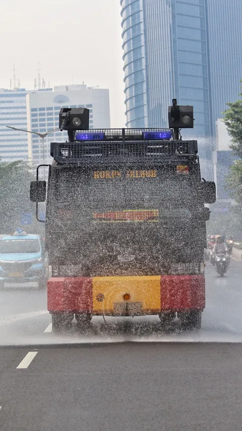 FOTO: Kurangi Polusi Udara dan Cuaca Panas, Water Canon Siram Sudirman hingga Thamrin