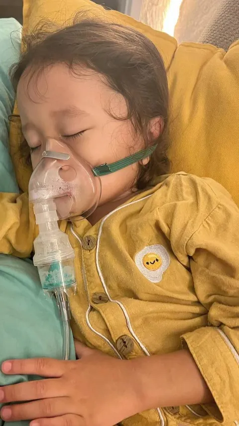 Anak Bungsu Zaskia Adya Mecca Mengalami Kesulitan Bernapas Akibat Polusi Jakarta, Memerlukan Bantuan Alat Pernapasan