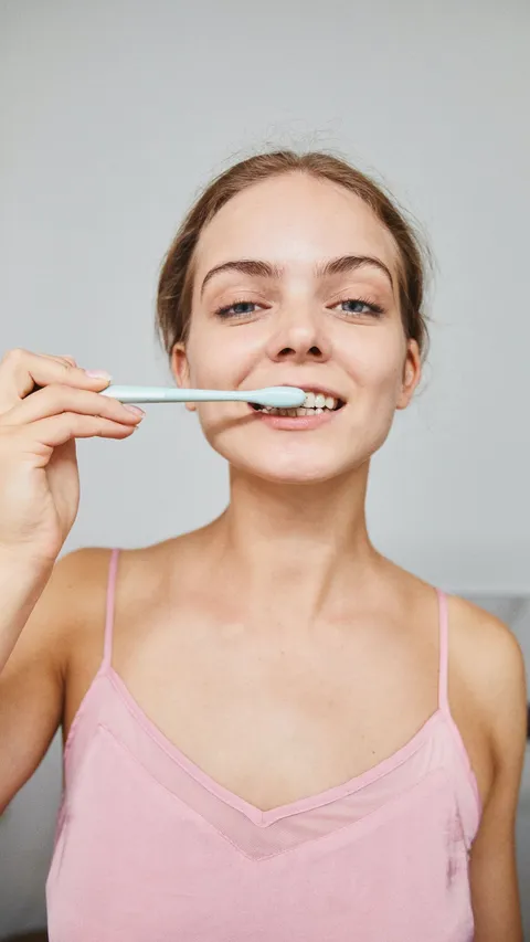 Berapa Lama Jarak Waktu Aman antara Minum Kopi dan Menyikat Gigi