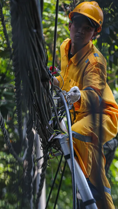 FOTO: Aksi Petugas Dinas Bina Marga Terus Gencar Tertibkan Kabel Semrawut di Jakarta