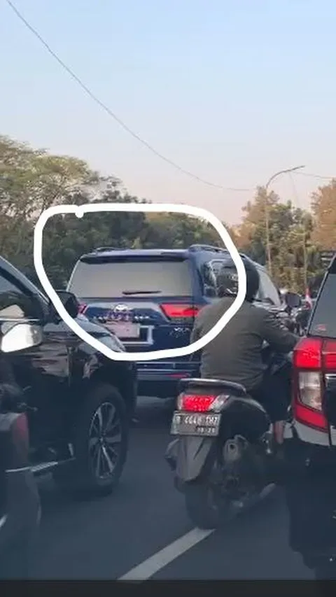 Pejabat Teladan! Mobil Petinggi TNI Tanpa Pengawal Tertib di Lampu Merah