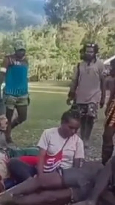 Terungkap Kejamnya Teroris OPM KKB ke Sesama Orang Asli Papua, Terekam Video Warga Dikumpulkan lalu Dianiaya & Ditodong Senpi