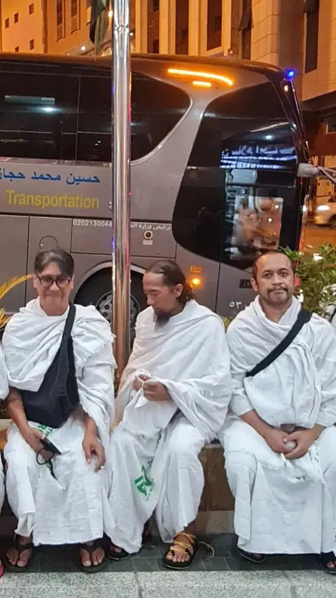 Penampakan Seluruh Personel Pas Band Berpakaian Ihram di Mekkah, Band Cadas Anak Saleh