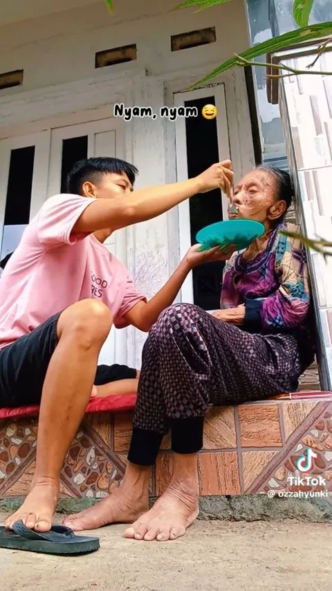 Pria Ini Sabar dan Telaten Rawat Ibu dan Bibinya yang Lansia, Banjir Pujian Warganet