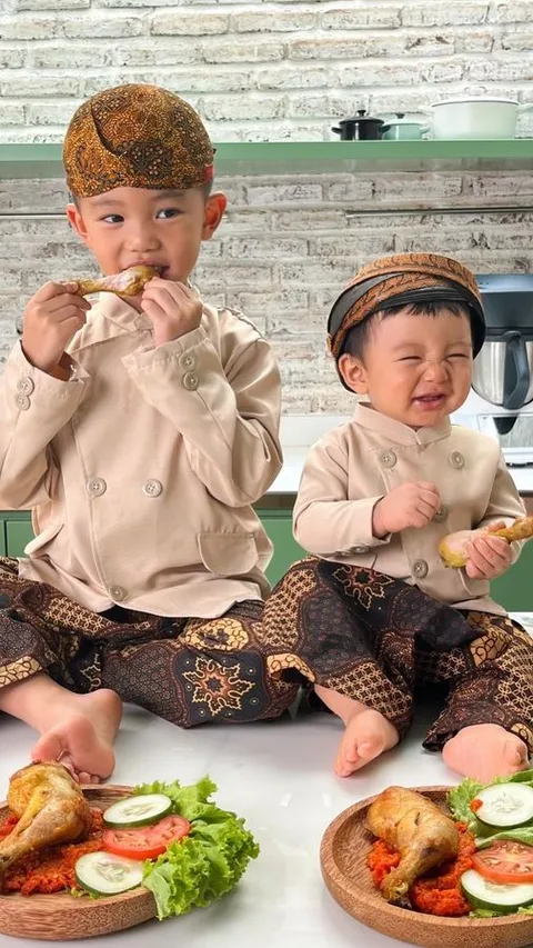 Potret Lucu Arthur dan Baby Timo Anak Chef Arnold saat Makan Ayam Goreng, Kenakan Baju Tradisional Ekspresinya Kocak Banget!