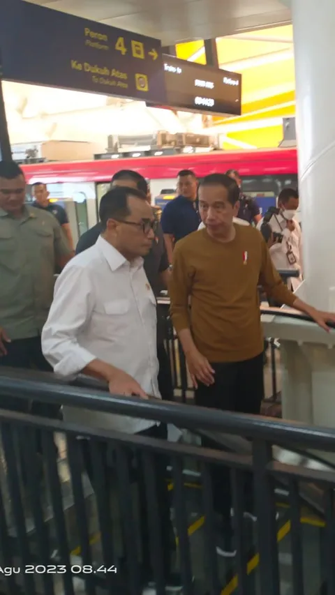 Didampingi Erick Thohir, Jokowi Jajal LRT Harjamukti-Dukuh Atas