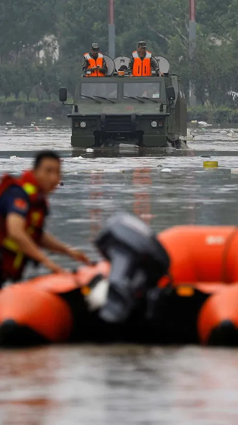 FOTO: Tentara China Diterjunkan untuk Evakuasi Korban Banjir Parah di Beijing