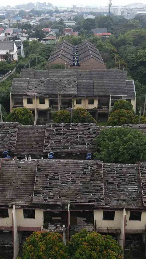 FOTO: Suramnya Kompleks Perumahan Mewah Terbengkalai di Pulogadung, Bangunan Rusak dan Dipenuhi Semak Belukar