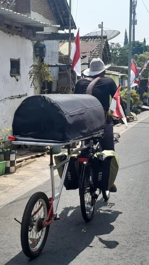 Tuntut Keadilan, Pria Ini Bersepeda Bawa Keranda dari Kota Batu ke Jakarta