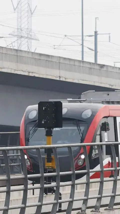 Baru Diresmikan, Pengguna LRT Jabodebek Mengeluh Pintu Kereta Tidak Bisa Dibuka hingga AC Mati