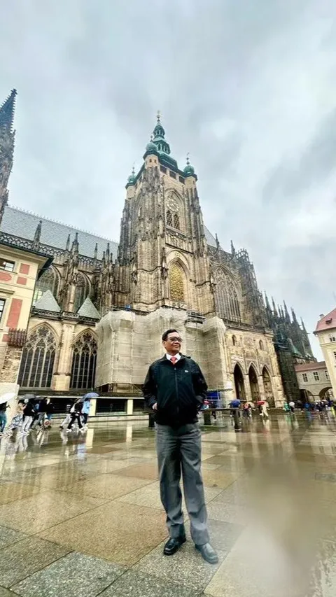 Menko Mahfud Bareng Jenderal TNI di Kota Praha yang Cantik, Asyik Seruput Kopi