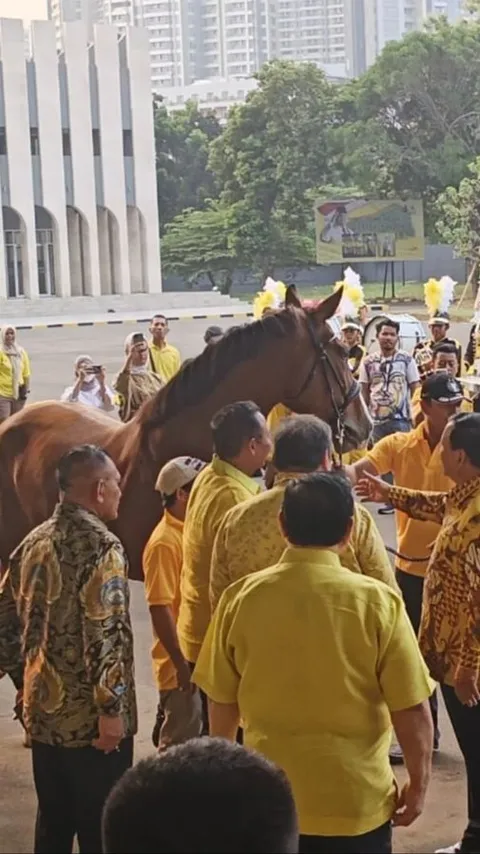 Momen Prabowo Berbatik Kuning Sambangi Markas Golkar, Dapat Kejutan Kuda Cokelat dari Airlangga