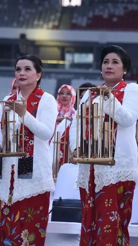 Kecenya Istri Panglima TNI & Kapolri Pakai Kebaya Main Angklung, di Sampingnya Ada Mantan Model Jadi Istri Menteri