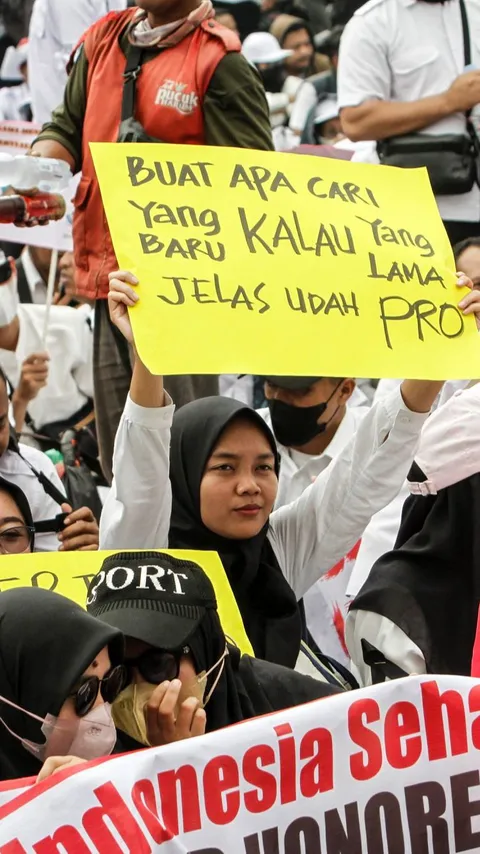 FOTO: Massa Tenaga Honorer Geruduk DPR Tuntut Diangkat Jadi ASN