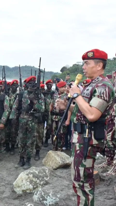 Momen Komandan Jenderal Kopassus Lantik 214 Prajurit Komando Baret Merah di Pantai, Tak Semua Anggota TNI Mampu Melewati Ujiannya