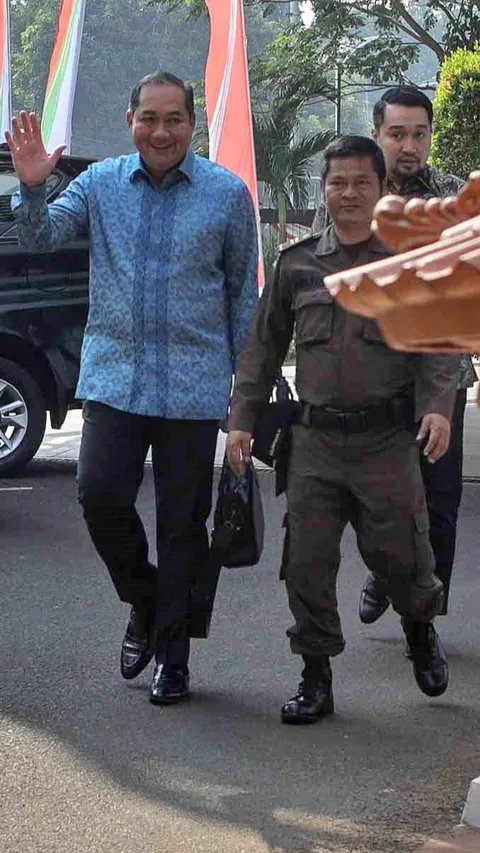 FOTO: Ekspresi Mantan Mendag M Lutfi Tiba di Kejagung untuk Diperiksa Sebagai Saksi Terkait Dugaan Kasus Korupsi Ekspor CPO