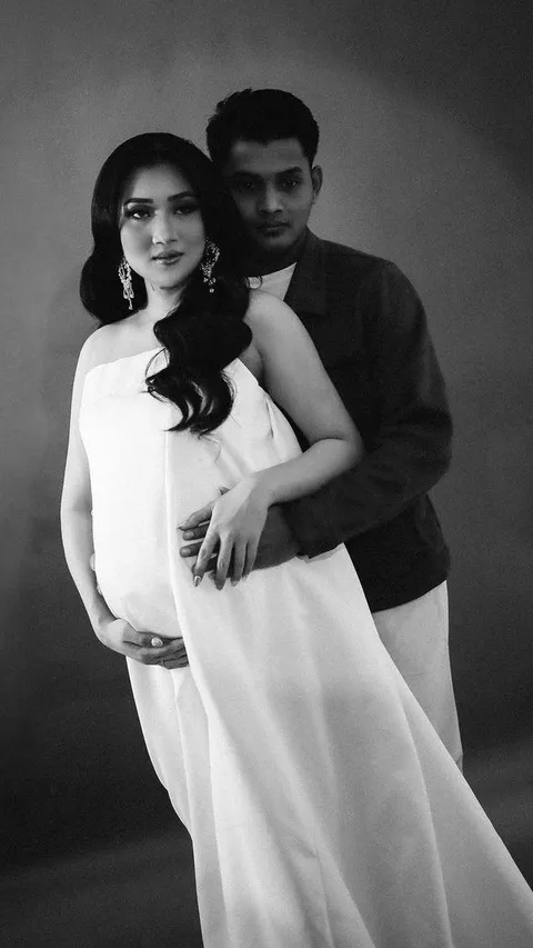 Intip Deretan Potret Yeni Inka Tampil Cantik Mempesona Pamer Baby Bump di Photoshoot Bareng Sang Suami