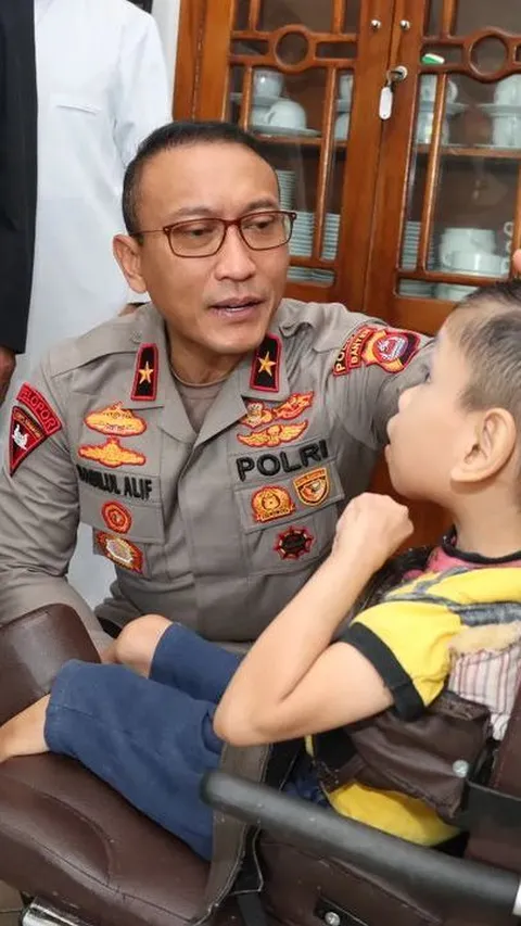 Wakapolda Banten Borong Lukisan Saat Sambangi Yayasan yang Rawat Anak-anak ABK 