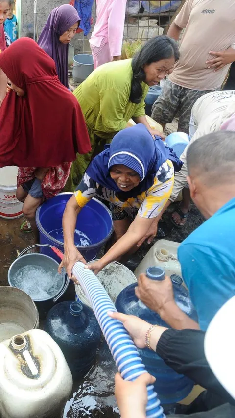 FOTO: Kekeringan Masih Parah Melanda Bogor, Bantuan 40.000 Liter Air Bersih Langsung Ludes 1 Jam Diserbu Warga