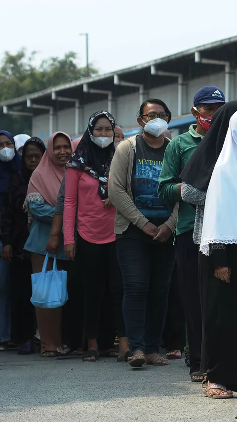 FOTO: Antrean Tertib Warga untuk Mendapatkan Bantuan Pangan 10 Kg Beras di Gudang Bulog
