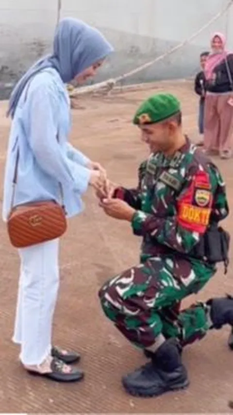 Dokter Cantik Tersipu Malu Disoraki Banyak Orang di Pelabuhan, Penyebabnya Prajurit TNI ini