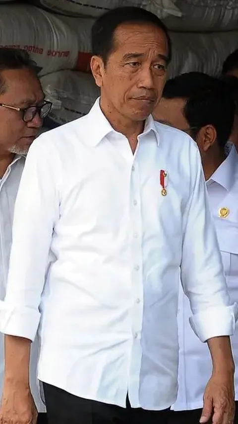 Presiden Jokowi Berhenti Melangkah Pundak Ditekan Macron