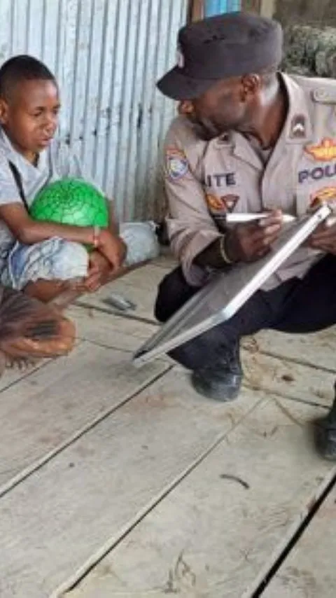 Kisah Iptu Yonias Purwanto, Polisi Merangkap Guru Demi Menuntaskan Buta Aksara di Pedalaman Papua