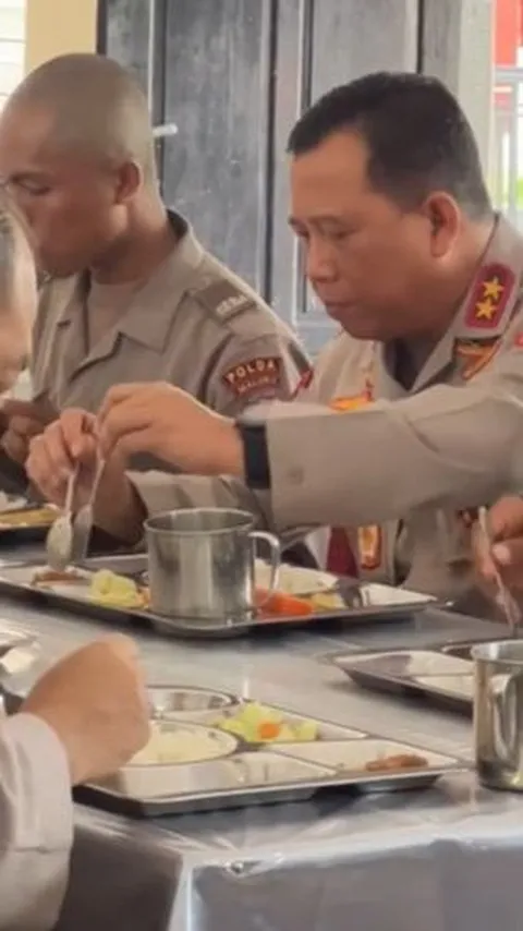 Tak Pandang Pangkat, Jenderal Bintang Dua Ini Makan Bareng Siswa Bintara Polri