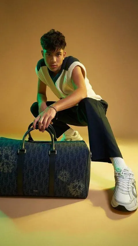 Blasteran Belanda, 8 Foto Tampan Eddy Meijer, Kini Jadi Model Dior