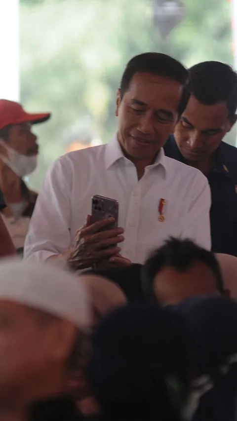 Jokowi Berhenti Lihat 