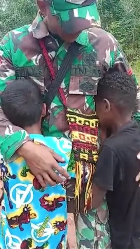 Momen Haru Warga Papua Lepas Kepulangan Satgas TNI AD, Banyak Anak-anak Menangis