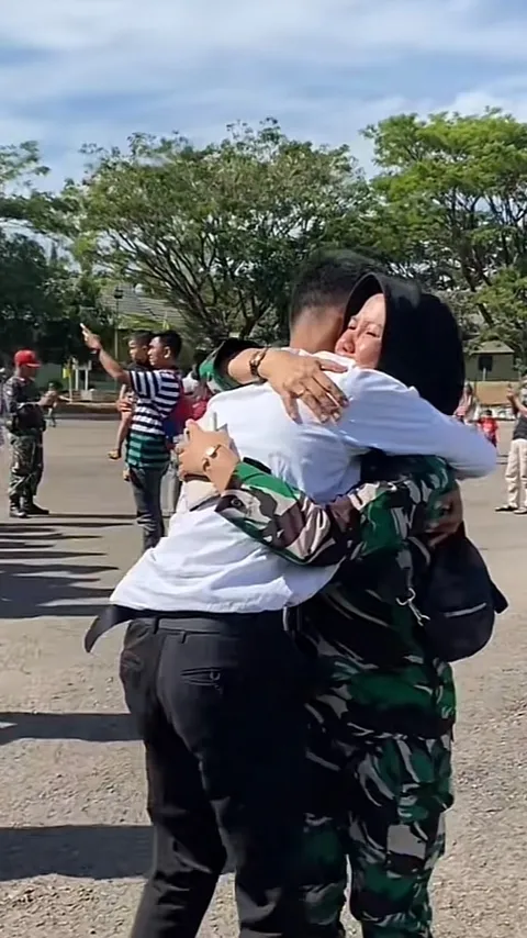 Lulus Prajurit Bintara TNI, Pemuda Ini Nangis Haru dan Sujud Kaki Nenek yang Telah Merawatnya
