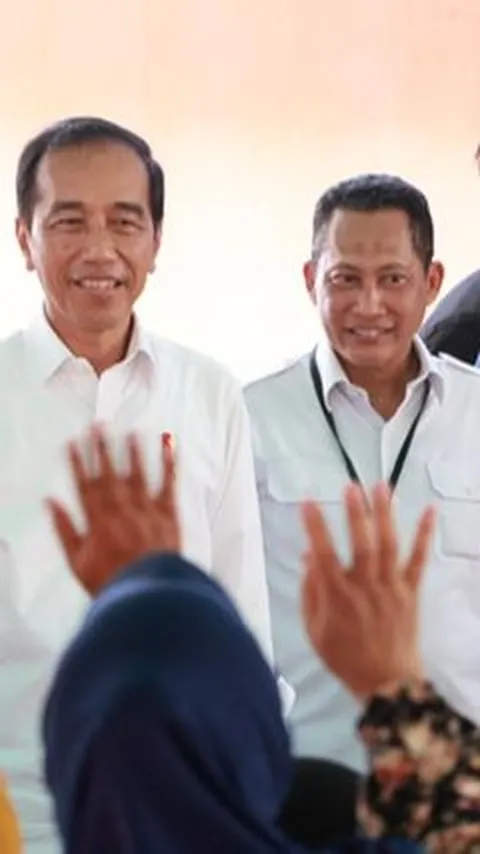 Fokus Beras Bulog, Jokowi Serahkan Bantuan Pangan di Karawang