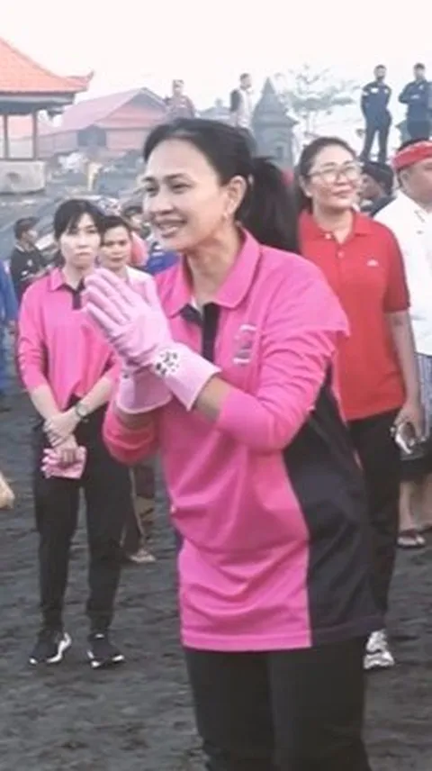 Istri Jenderal Bintang Empat Pungut Sampah, Netizen: Ada yang Pakai Sumpit, Tapi Ibu Pakai Tangan Kosong