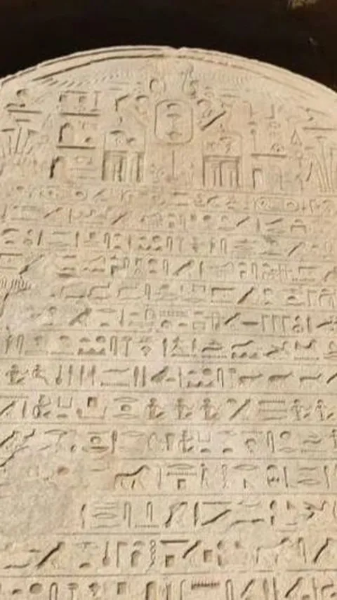 Sedang Menggali Tanah, Petani Mesir Temukan Prasasti Firaun Berusia 2.600 Tahun
