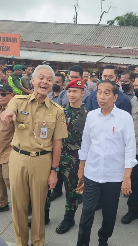 Jokowi Dibisiki "Presiden Kerjanya Nakut-nakuti Saja"