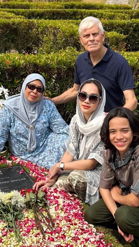 Potret BCL Ziarah ke Makam Ashraf Ditemani Mertua 