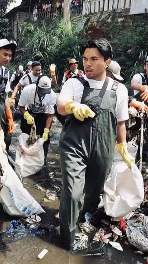 Makin Tunjukkan Kedekatan dan Bikin Baper Netizen, Potret Aaliyah Massaid dan Thariq Halilintar Bersihkan Sampah Kali