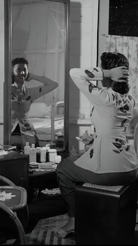 Viral Foto Jadul Wanita Dandan di Depan Cermin Tahun 1955, Merek Kosmetik Bikin Salfok