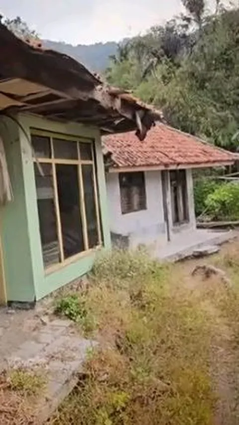 Hidup di Antara Puluhan Rumah Kosong, Keluarga Ini Tinggal di Kampung Mati Cigerut