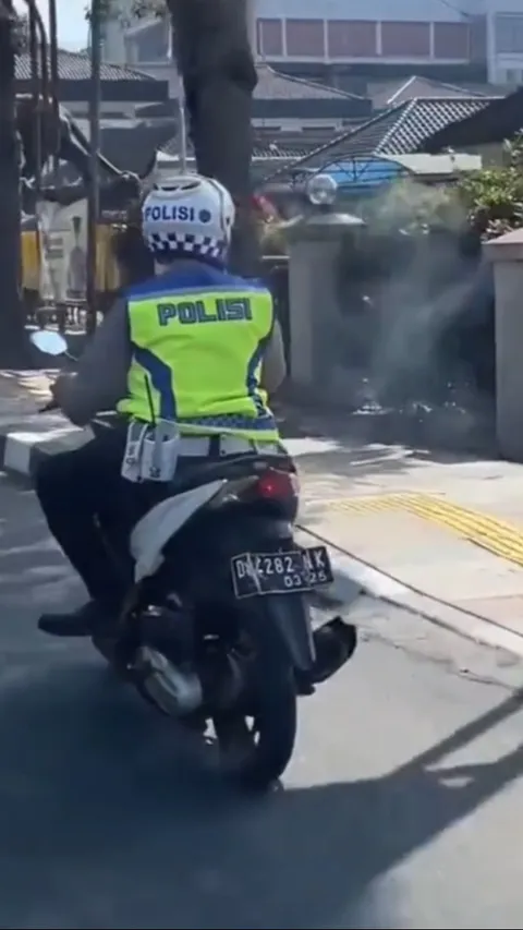 Langgar Aturan Berkendara, Polisi Ini Jadi Sorotan Lantaran Merokok di Jalan Raya