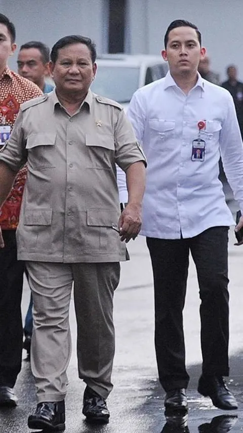 Momen Menhan Prabowo Dicegat Ajudan Ganteng, Ditegur soal Kerapian Rambut Langsung Lakukan Ini